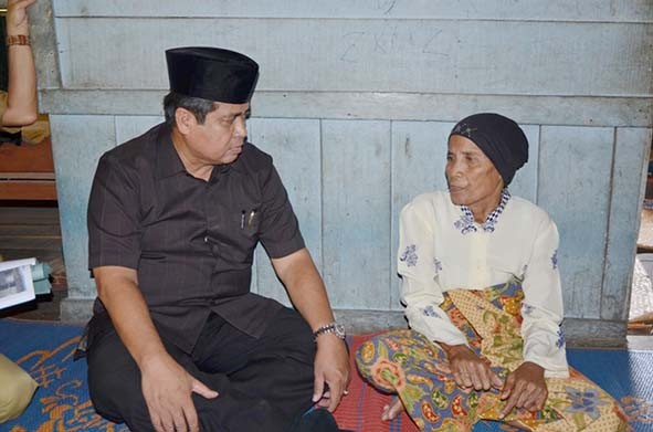 Gubernur HBA mendengar curhatan warganya.